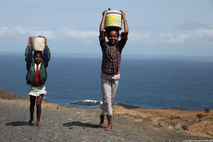 Träger Steine in Sao Jorge (Fogo): Klicken Sie auf das Bild um alle kapverdischen Bilder