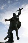 nuoro statua del redentore contre jour monte ortobene 5