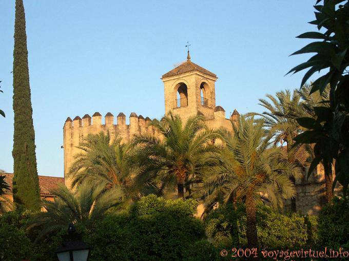 Wände und Palmen, Alcazar Cordoba - Spanien