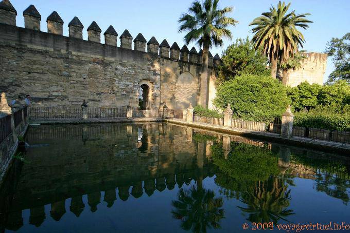 Reflexionen der Stadtmauer, Alcazar Cordoba - Spanien, Andalusien