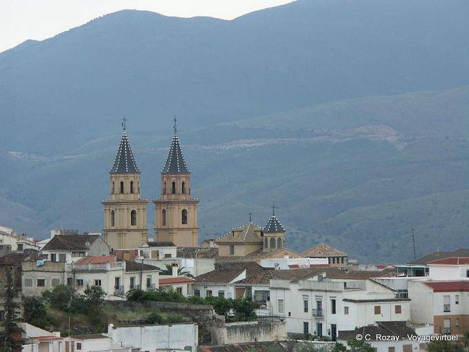 Doppel Glockenturm der Iglesia Nuestra Senora de la Expectación Orgiva, Las Alpujarras - Spanien