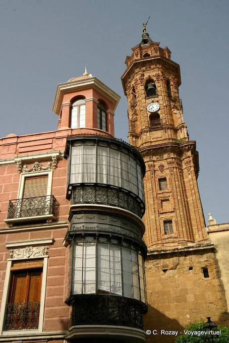 Gerundete Balkone auf der Plaza de San Sebastián und der Glockenturm der Kirche San Sebastián, Antequera - Spanien