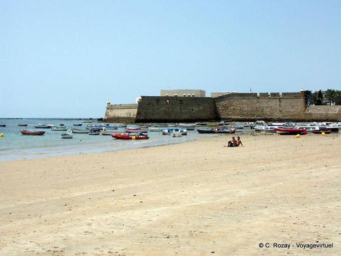 Stadtmauern von der Playa Caleta, Cádiz - Spanien, Andalusien