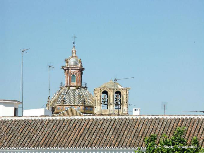 Dach, Glockenturm und Kuppel, Carmona - Spanien, Andalusien