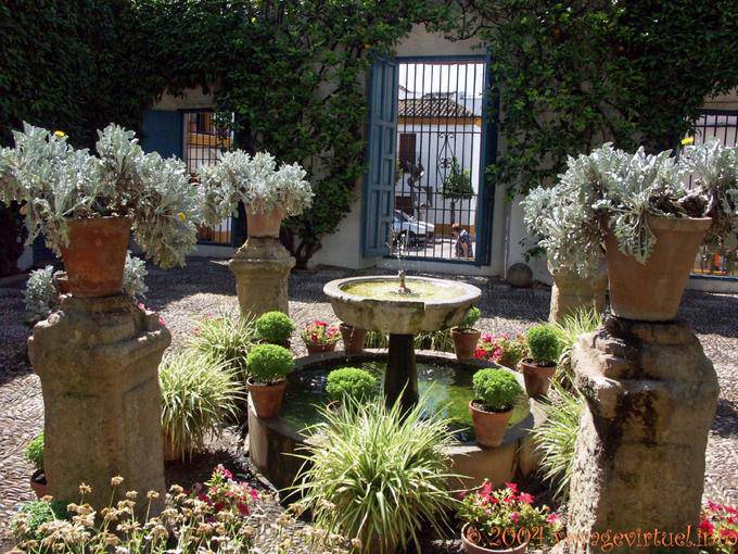 Kleine Brunnen in einem Innenhof, Palacio de Viana, Cordoba - Spanien, Andalusien