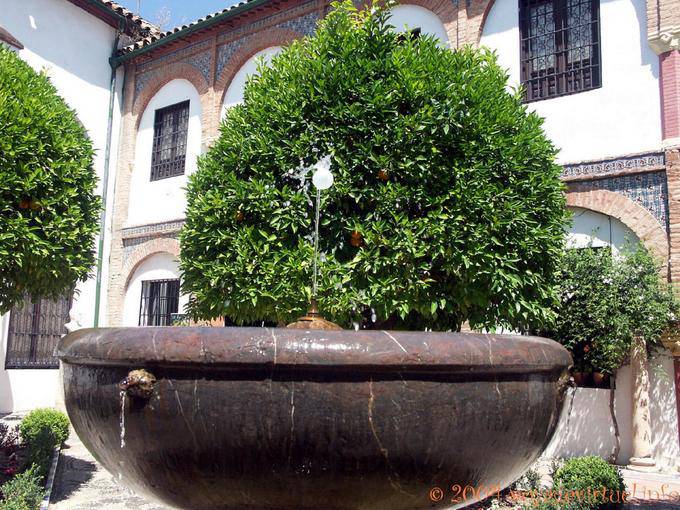 Becken mit Wasserstrahl am Museo Provincial, Cordoba - Spanien, Andalusien