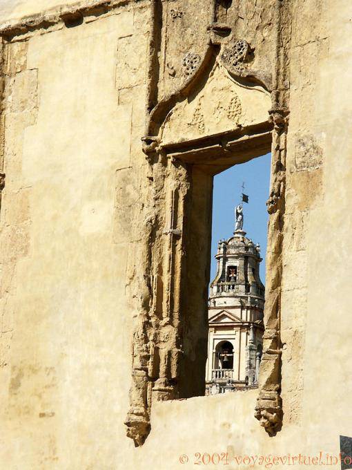 Antique Fenster mit Blick auf die Giralda, Cordoba - Spanien, Andalusien