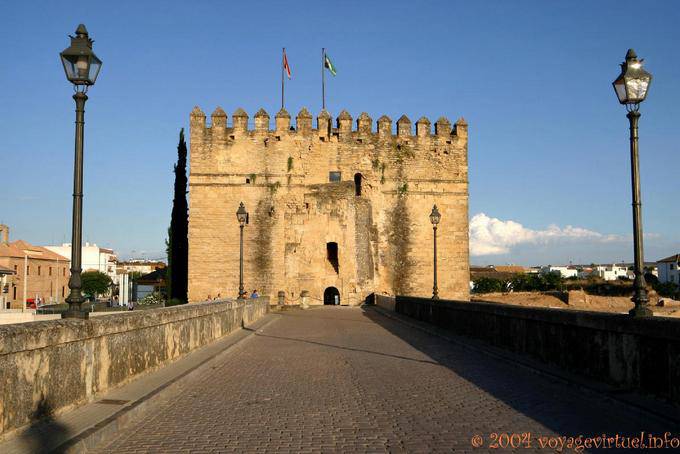 Turm von Calahorra Eingabe durch die Puente Bajada del Puente, Cordoba - Spanien, Andalusien