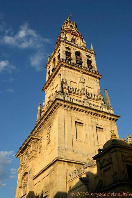 Almohaden-Moschee Minarett in ein Glockenturm 76 m, die Kathedrale, Cordoba umgewandelt - Spanien, Andalusien