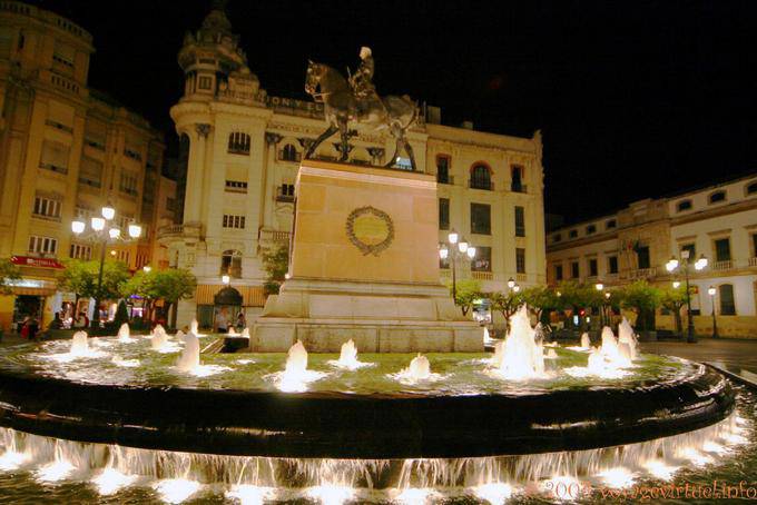 Brunnen und Statue auf der Plaza de las Tendillas Nacht, Cordoba - Spanien, Andalusien