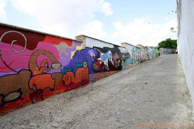 Tags an der Wand im Albaicin, Granada - Spanien