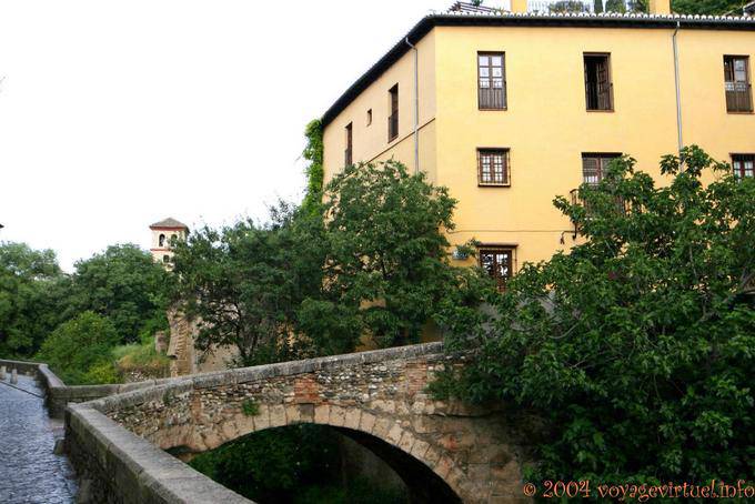 Kleine Brücke in die Straße Nino del Royo, Granada - Spanien
