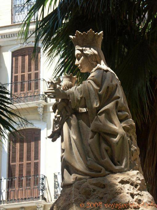 Statue der Königin und sein Sohn, der Calle Santa Maria, Malaga - Spanien, Andalusien