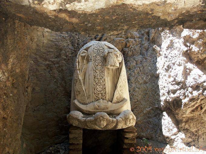 Fontaine-kopflose Statue, die zur Puerta de las Columnas, Alcazaba, Malaga - Spanien, Andalusien