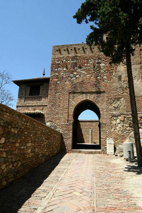 Befestigte Eingangstor (Puerta de la Bóveda) der Alcazaba, Malaga - Spanien, Andalusien