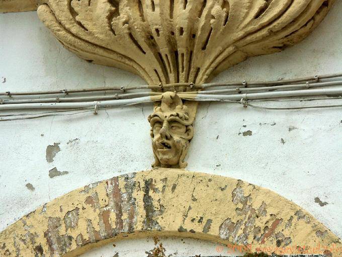 Kopf hält seine Zunge am Fuße Balkon, Medina de Sidonia - Spanien