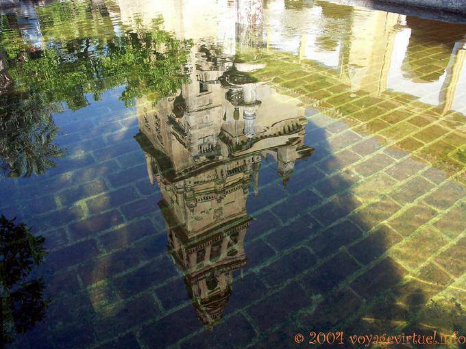 Reflexion der das Minarett der Giralda Torre Campanario, Mezquita Cordoba - Spanien, Andalusien
