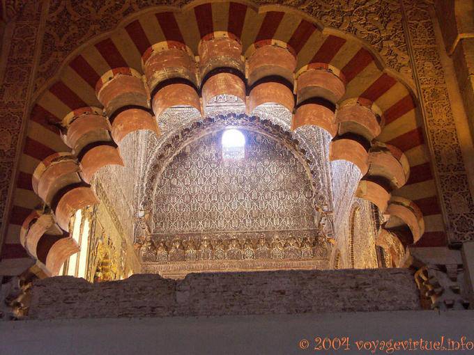 Doppelter Regenbogen polylobe der Umayyaden-Architektur, Cordoba Mezquita - Spanien, Andalusien