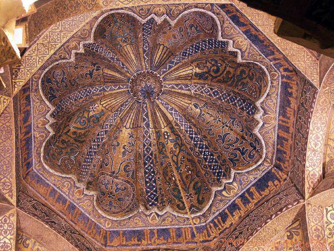 Close-up auf der zart farbigen Kuppel aus der Zeit der Alhaken II, Cordoba Mezquita - Spanien, Andalusien