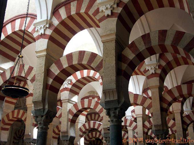Perspektive auf die Bögen der Zeitraum von Abderaraman II, Cordoba Mezquita - Spanien, Andalusien