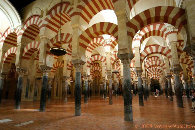 Marmorsäulen Wald zugrunde liegenden Doppelarkaden, Cordoba Mezquita - Spanien, Andalusien