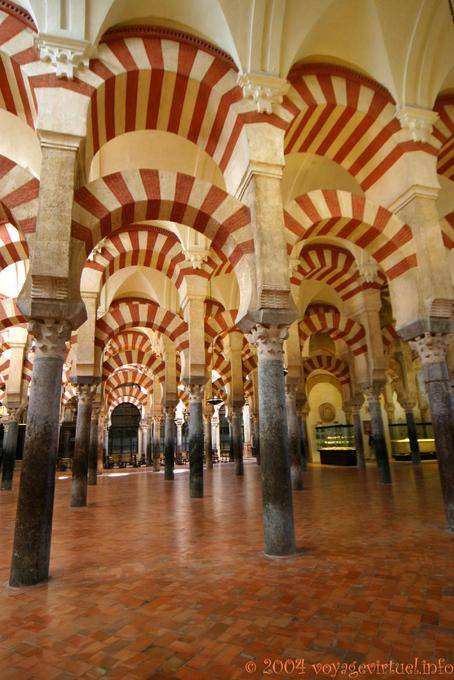 Feine Marmorsäulen aus römischen Gebäuden oder Westgoten, Mezquita Cordoba - Spanien, Andalusien