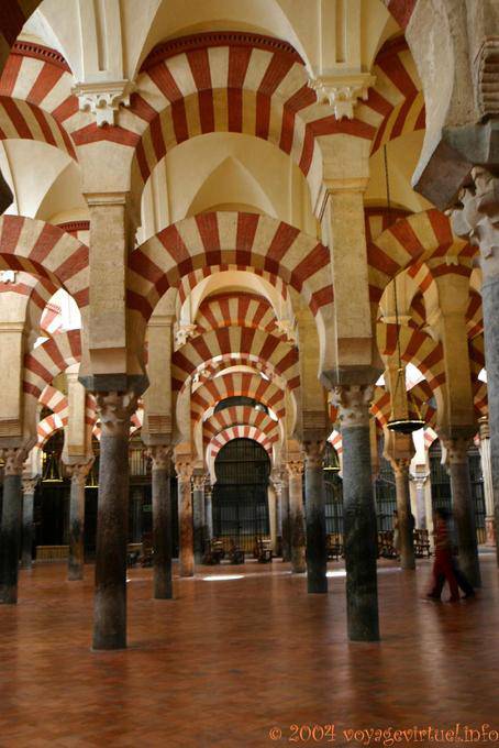 Die Farbe der Spielhallen aufgrund der Mischung aus weißen Stein und Ziegel rot, Mezquita Cordoba ist - Spanien, Andalusien