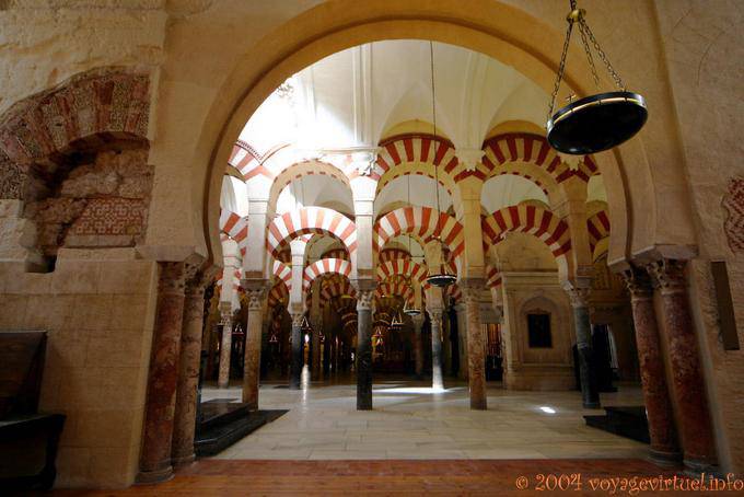 Interne Perspektive bleibt der Basilika St. Vincent links, Cordoba Mezquita - Spanien, Andalusien