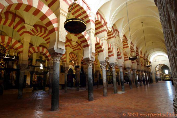 Doppelte Reihe von Säulen, Cordoba Mezquita - Spanien, Andalusien
