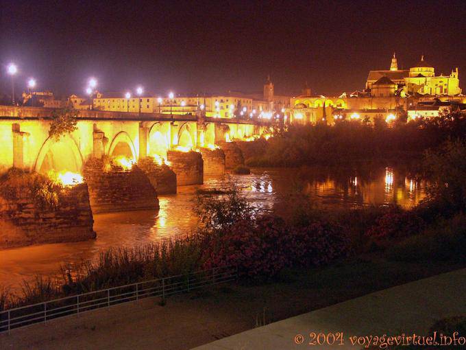 Guadalquivir Römische Brücke in Cordoba Nacht - Spanien