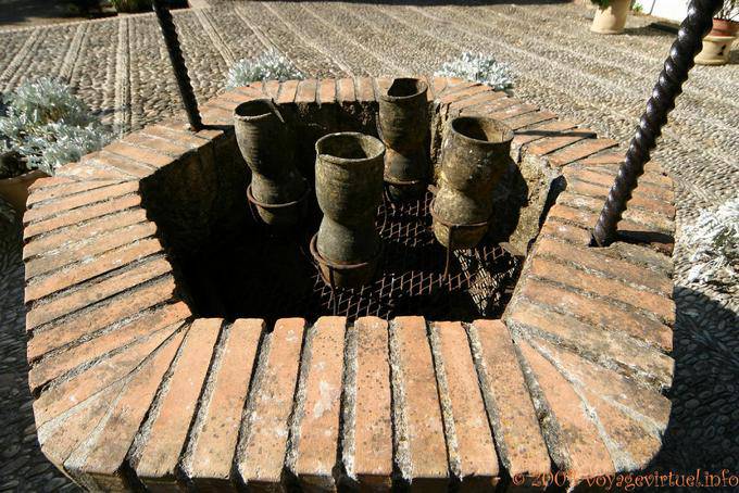 Crocks am Brunnen, Patio del Pozo, Palacio de Viana - Spanien, Andalusien
