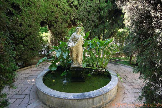 Aquatic Eindruck in der Patio de la Madama, Palacio de Viana, Cordoba - Spanien, Andalusien