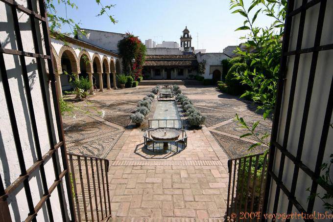 Brunnen im Garten des aus dem 17. Jahrhundert, Patio de las Columnas, Palacio de Viana, Cordoba - Spanien