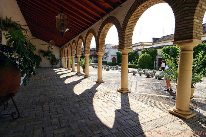 Schatten unter den Spalten der Patio de las Columnas, Palacio de Viana, Cordoba - Spanien, Andalusien