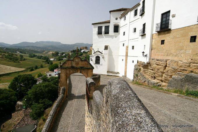 Rise of Calle Real und Arco de Felipe V, Ronda - Spanien, Andalusien