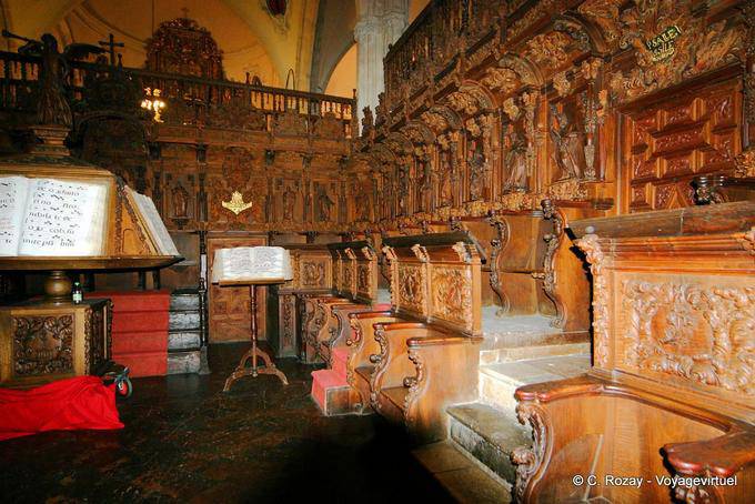 Interieur mit alten Bücher der Iglesia de Santa María de la Encarnación Mayor, Ronda - Spanien, Andalusien