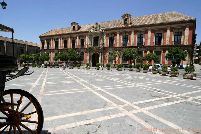 Rosa Fassade des Palacio Arzobispal über den Ort der Triunfo, Sevilla - Spanien