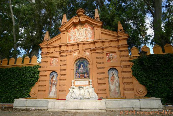 Brunnen ohne Wasser, Jardines de Murillo, Sevilla - Spanien