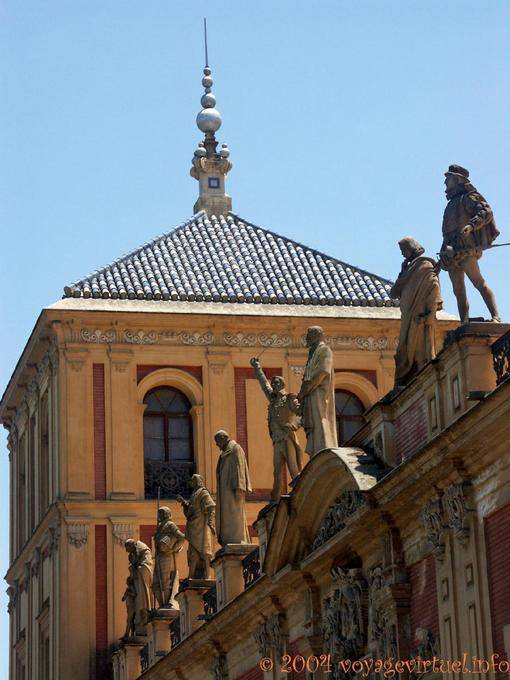 Statuen berühmter Männer, Palacio de San Telmo, Calle Palos de la Frontera, Sevilla - Spanien