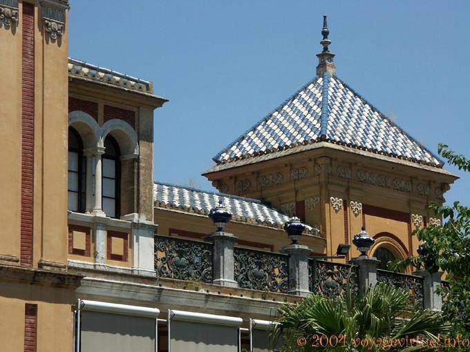 Weiße und blaue Fliesen, Sevilla - Spanien