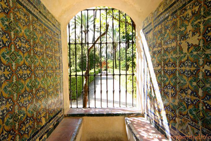 Fliesen an den Wänden, Alcazar von Sevilla - Spanien