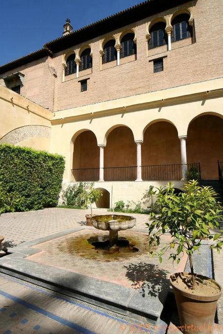 Kleine Brunnen in einem Innenhof in Sevilla Alcazar - Spanien