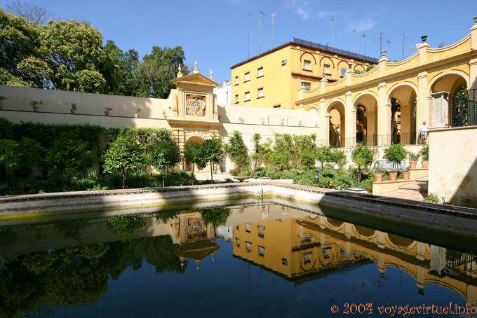 Reflection in Estanque Mercurio, Sevilla Alcazar - Spanien