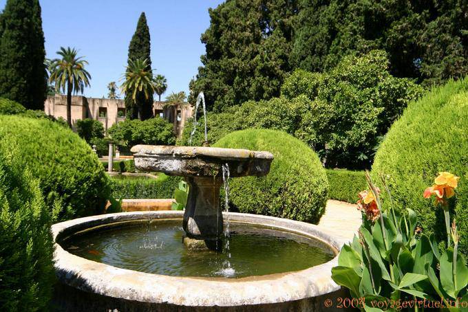 Topiary und Brunnen im Garten, Sevilla Alcazar - Spanien