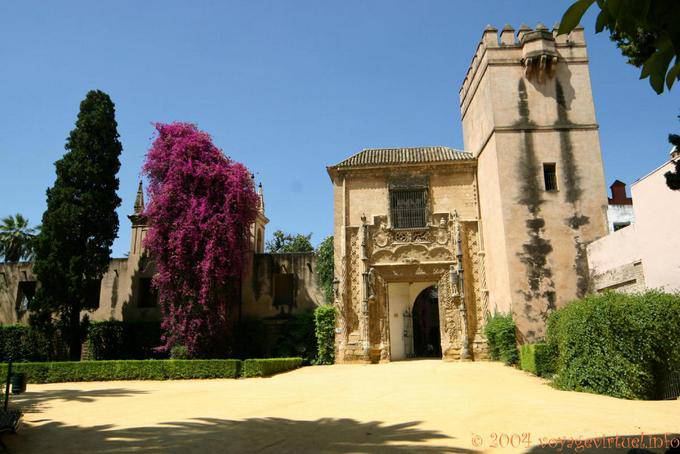 Puerta del Palacio de los Duques de Arcos, Blick von der Jardines de Olurillo, Alcazar, Sevilla - Spanien