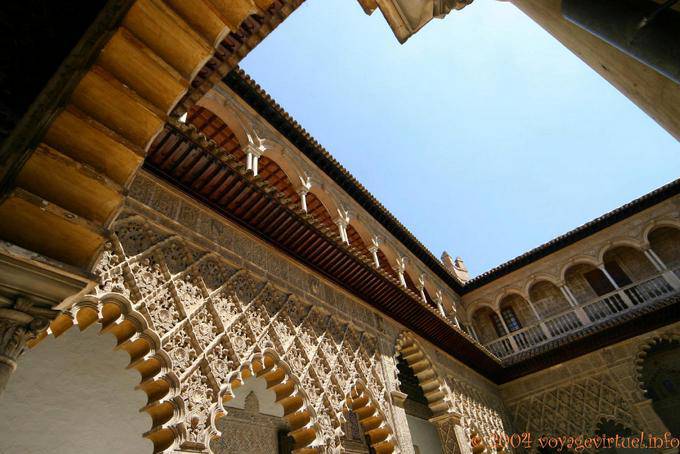 Arkaden im Innenhof der Jungfrauen, Alcazar von Sevilla - Spanien