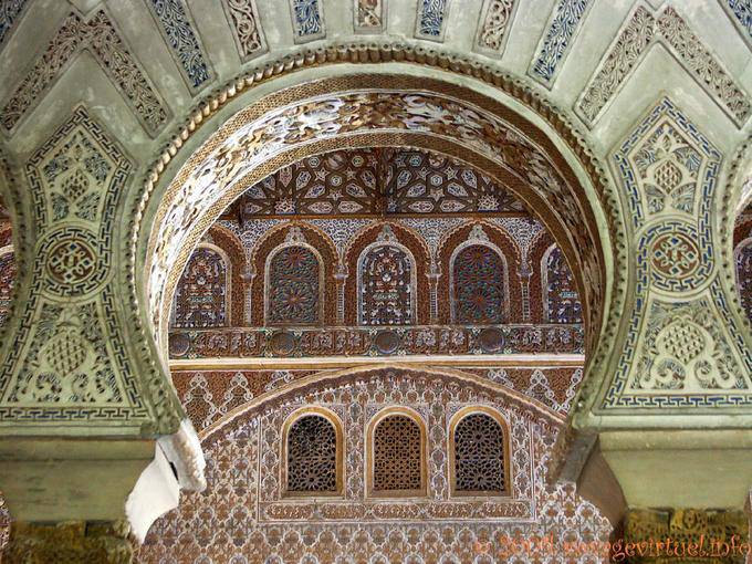Schöne Verzierung des Arc von Peacocks (Arco de los Pavones), Sevilla Alcazar - Spanien