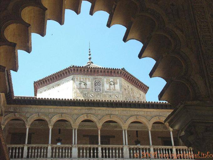 Von Arcade im Hof der Demoiselles, Sevilla Alcazar gesehen - Spanien