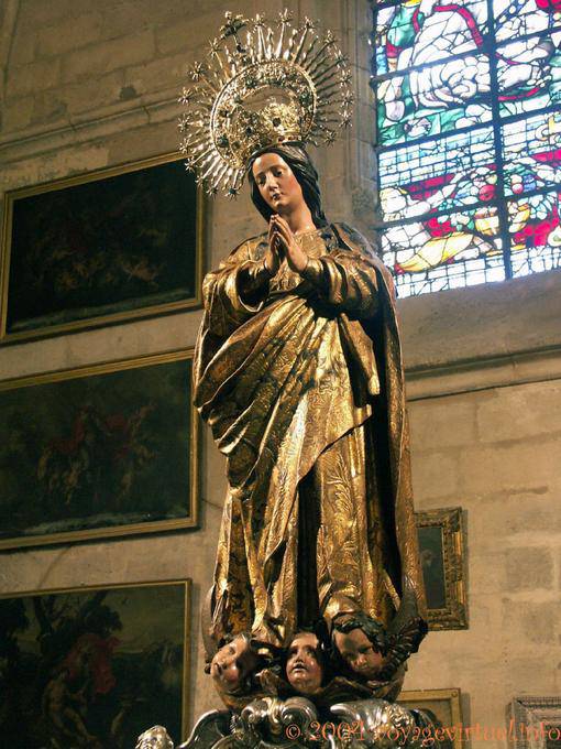 Statue der Jungfrau Maria, der auf drei Köpfe, Kathedrale von Sevilla - Spanien