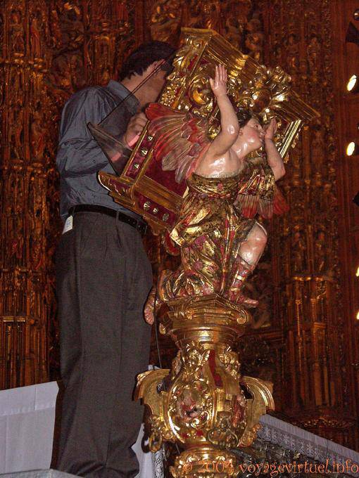 Engel erschien vor dem Retablo Mayor der Catedral de Sevilla - Spanien